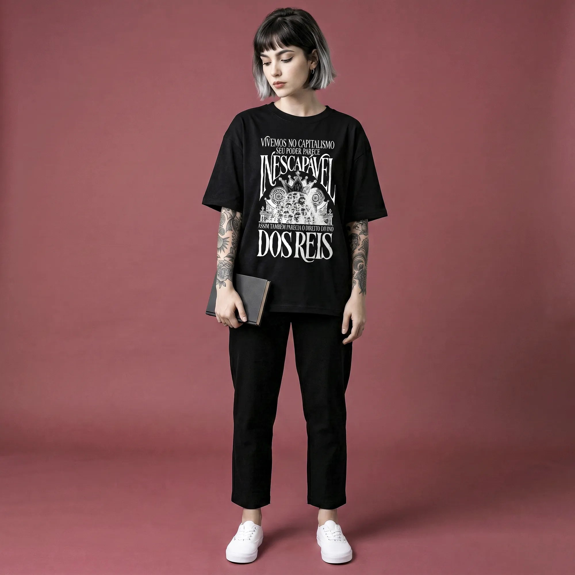 Camiseta Oversized Vivemos no Capitalismo Feminina Preto