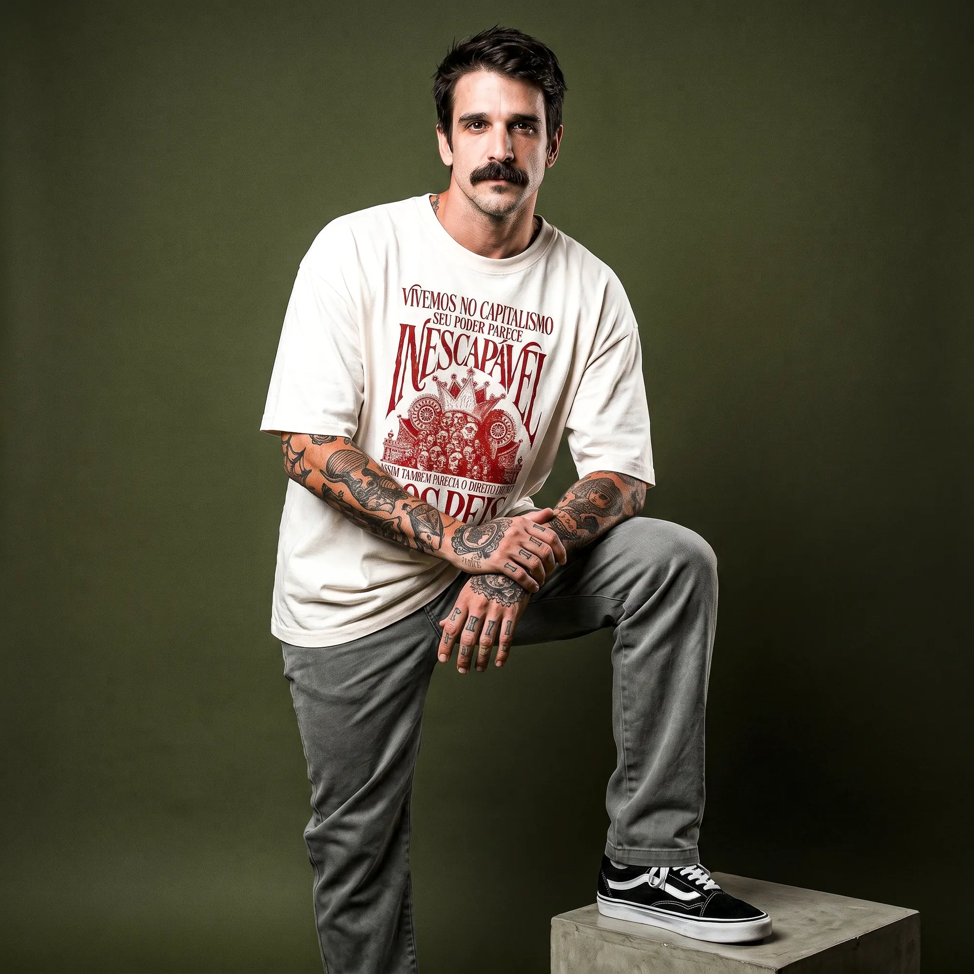 Camiseta Oversized Vivemos no Capitalismo Masculina Off-White
