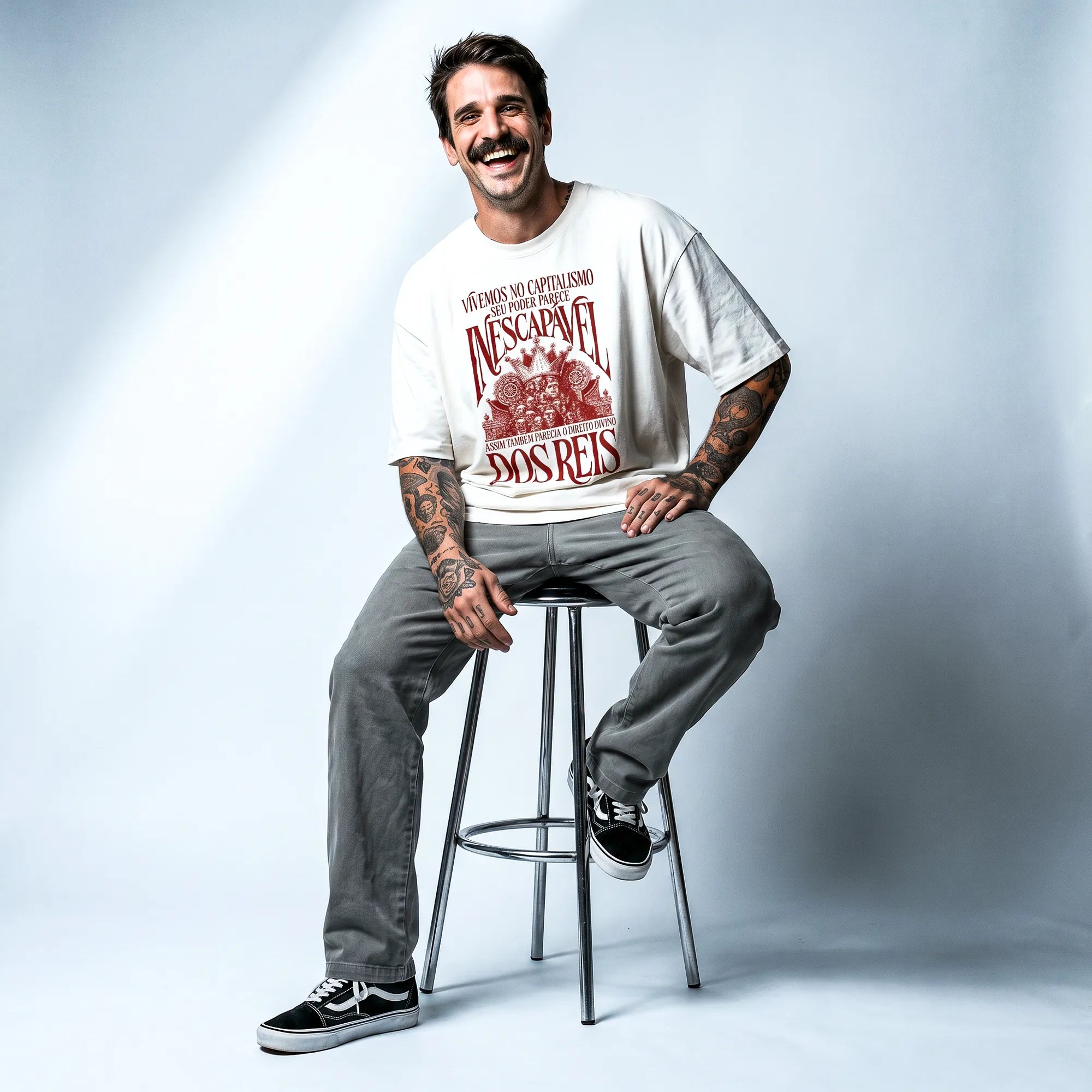 Camiseta Oversized Vivemos no Capitalismo Masculina Off-White