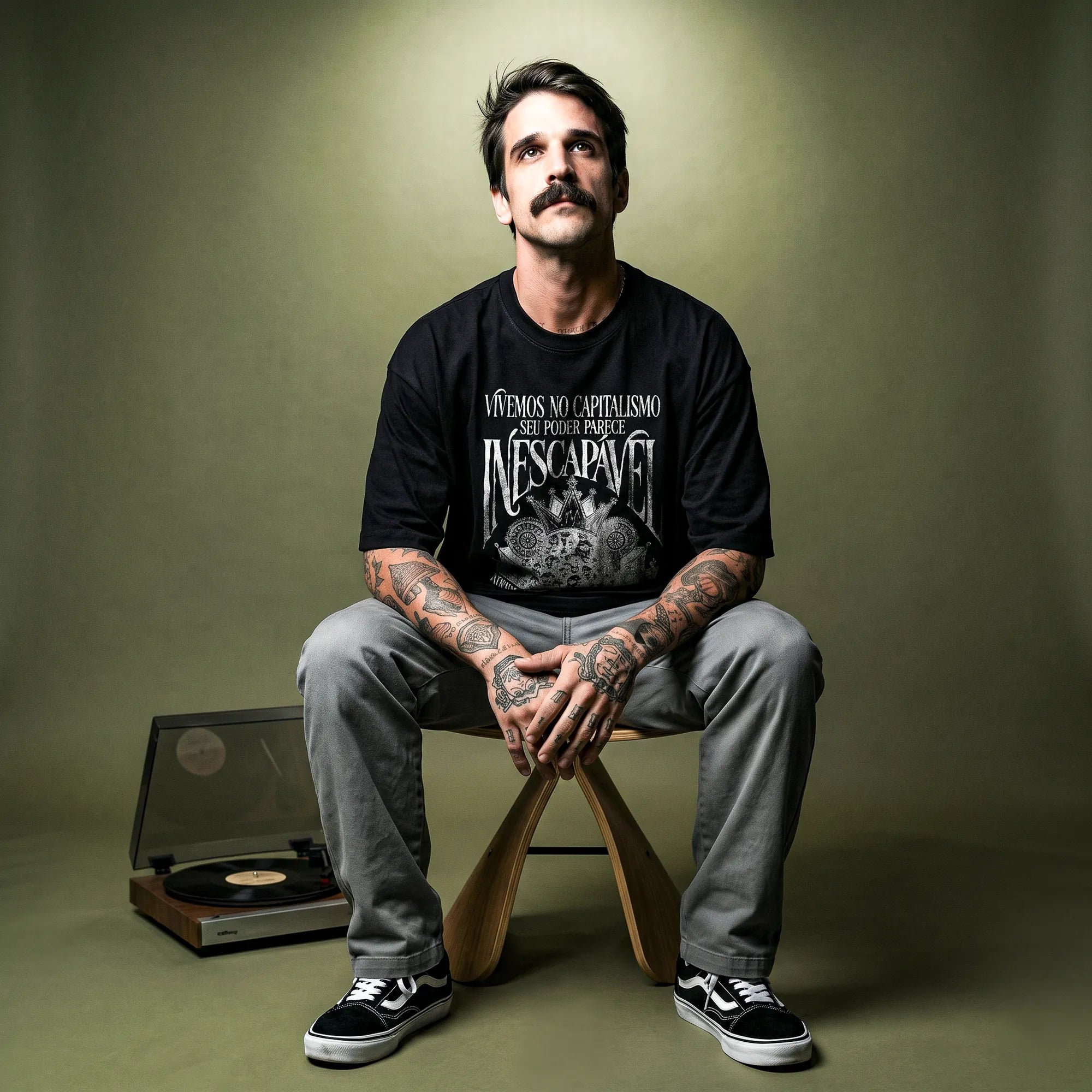 Camiseta Oversized Vivemos no Capitalismo Masculina Preto