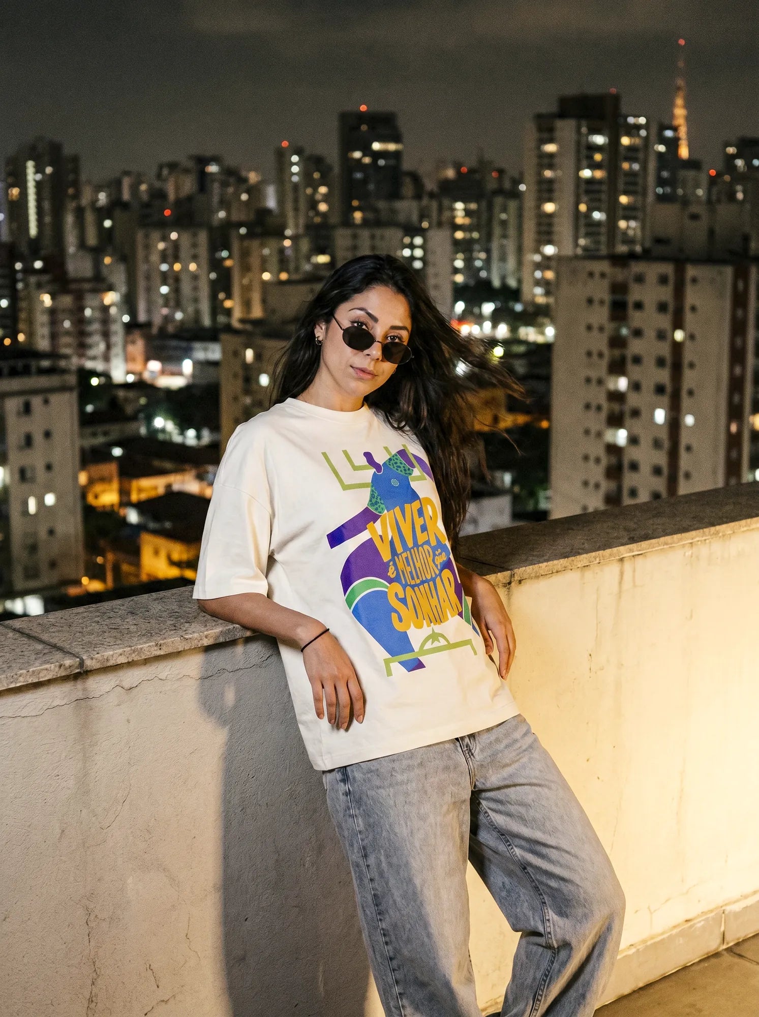 Camiseta Oversized Viver é melhor que sonhar Feminina Off-White