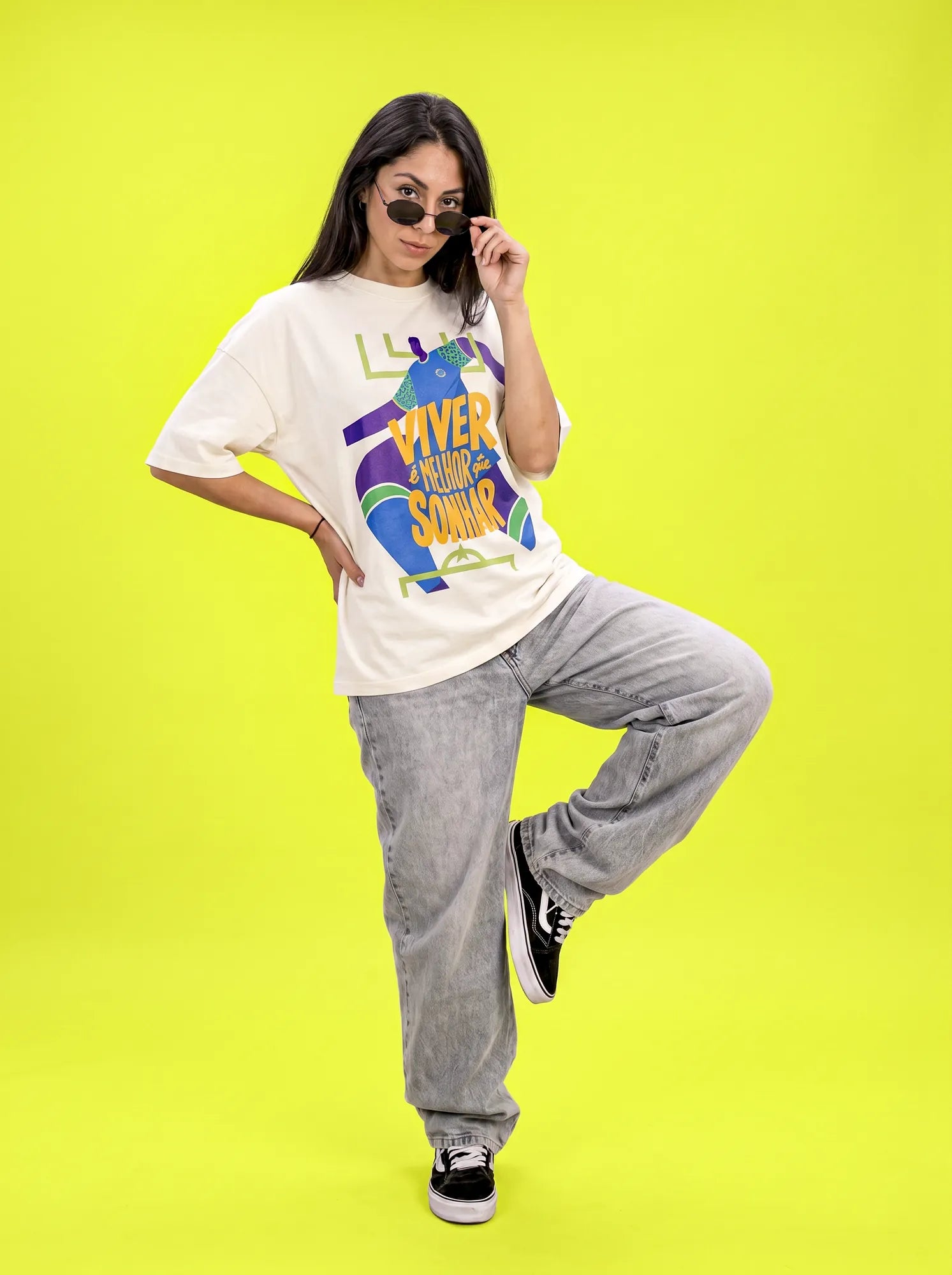 Camiseta Oversized Viver é melhor que sonhar Feminina Off-White