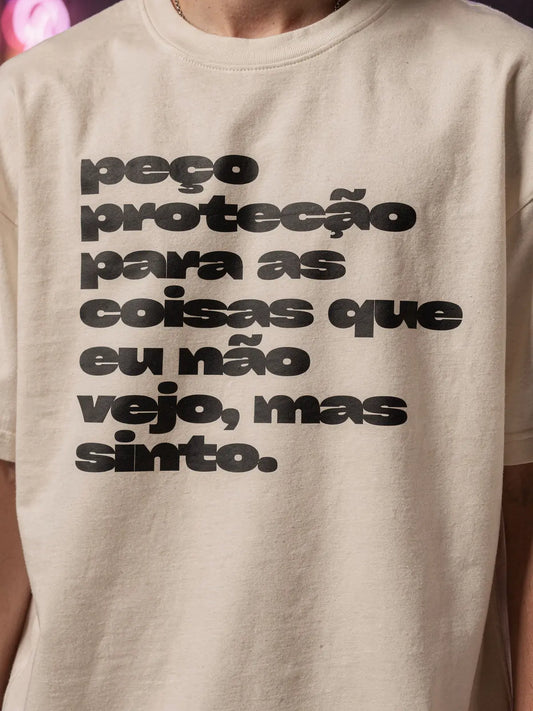 Camiseta PEÇO PROTEÇÃO PELAS COISAS QUE NÃO VEJO, MAS SINTO Oversized